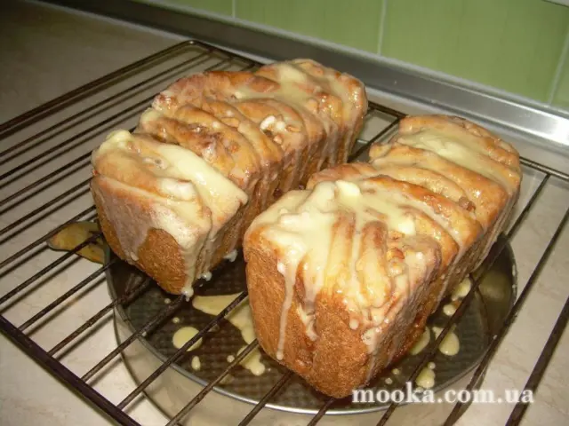Сладкий  хлеб   с яблоком и корицей   с медовой  глазурью