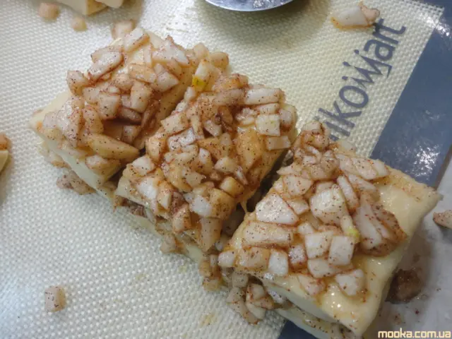 Сладкий  хлеб   с яблоком и корицей   с медовой  глазурью