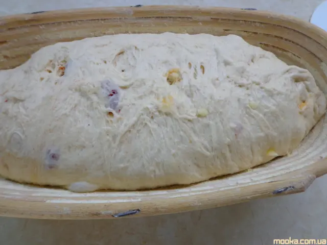 Хлеб с сыром и вялеными помидорами