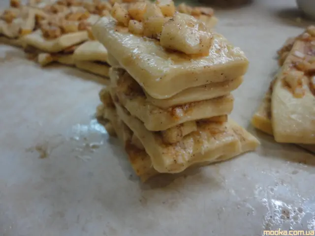 Сладкий  хлеб   с яблоком и корицей   с медовой  глазурью