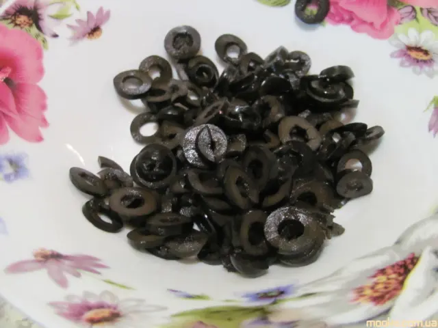 Бисквитный закусочный рулет с яйцом и луком