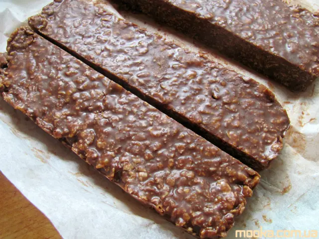 Арахисовые хрустящие батончики с шоколадом и кукурузными хлопьями