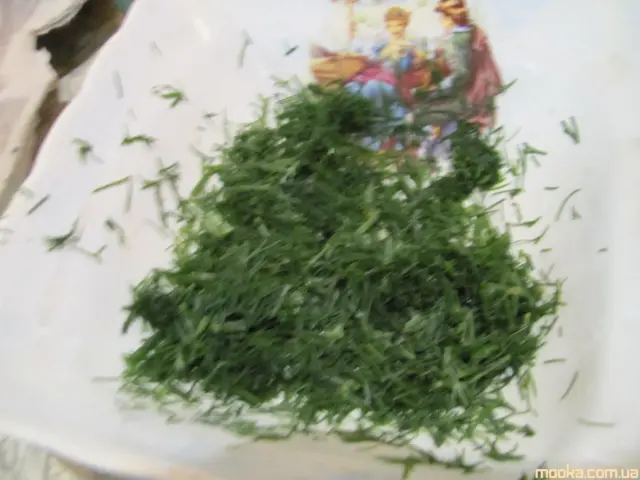 Бисквитный закусочный рулет с яйцом и луком