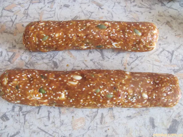 Финиковая колбаска (постная, вегетарианская)
