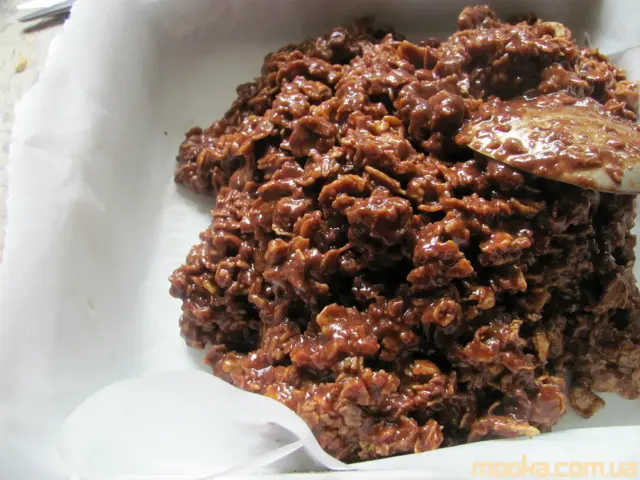 Арахисовые хрустящие батончики с шоколадом и кукурузными хлопьями