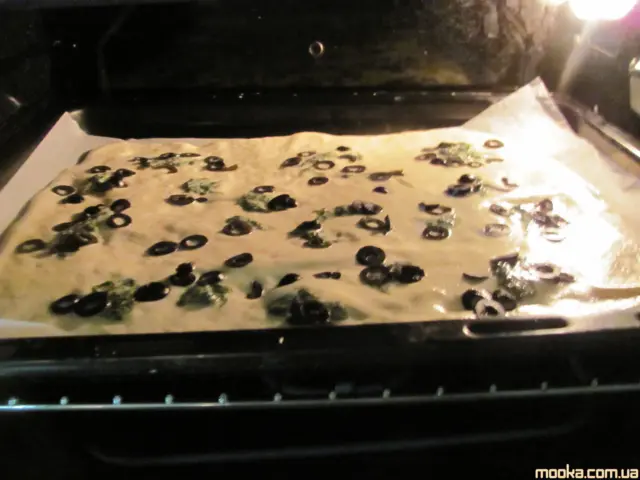 Бисквитный закусочный рулет с яйцом и луком