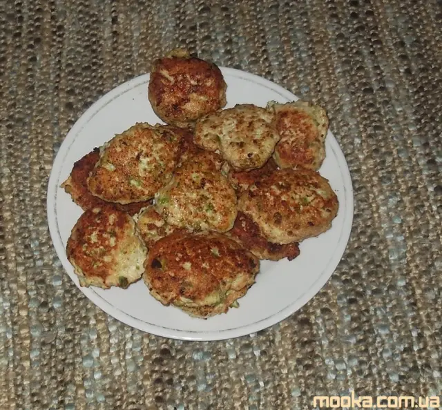 Куриные котлеты с кабачком и зелёным горошком.