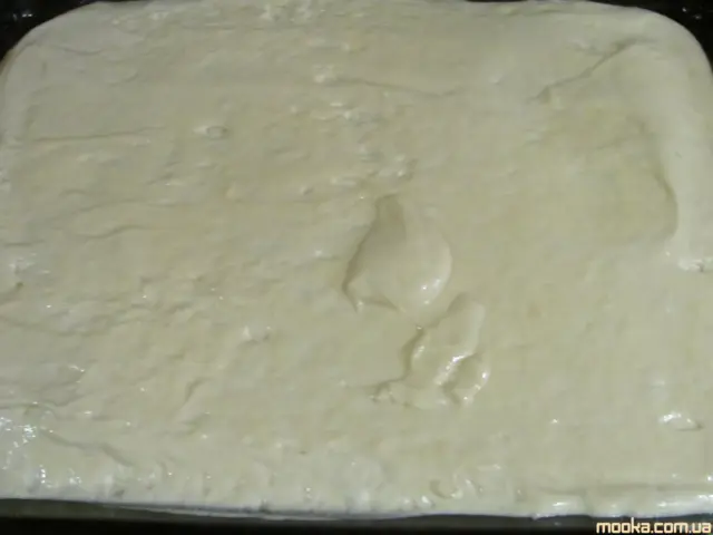 Рулет медовый с карамелью и арахисом