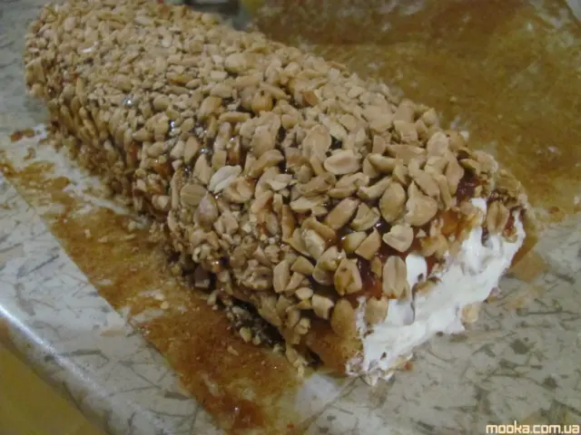 Рулет медовый с карамелью и арахисом