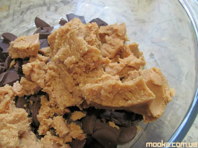 Арахисовые хрустящие батончики с шоколадом и кукурузными хлопьями