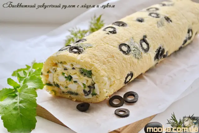Бисквитный закусочный рулет с яйцом и луком