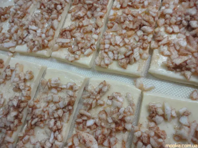 Сладкий  хлеб   с яблоком и корицей   с медовой  глазурью