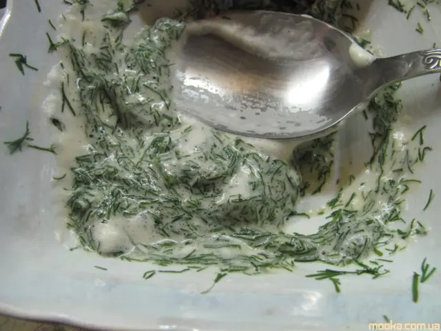 Бисквитный закусочный рулет с яйцом и луком