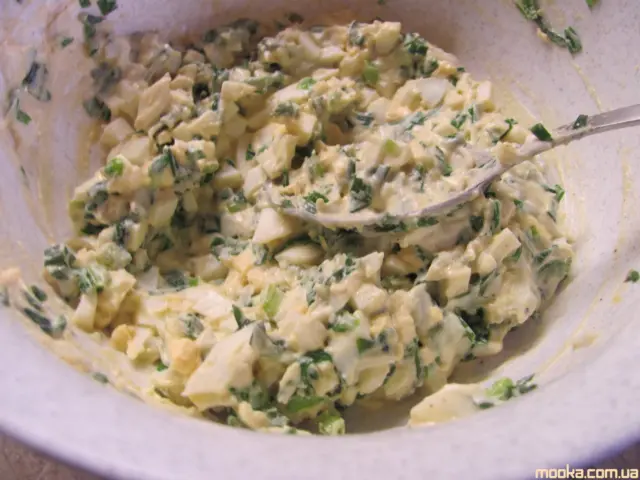 Бисквитный закусочный рулет с яйцом и луком