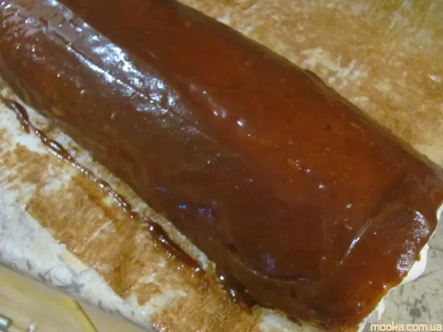 Рулет медовый с карамелью и арахисом