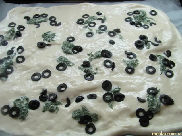 Бисквитный закусочный рулет с яйцом и луком