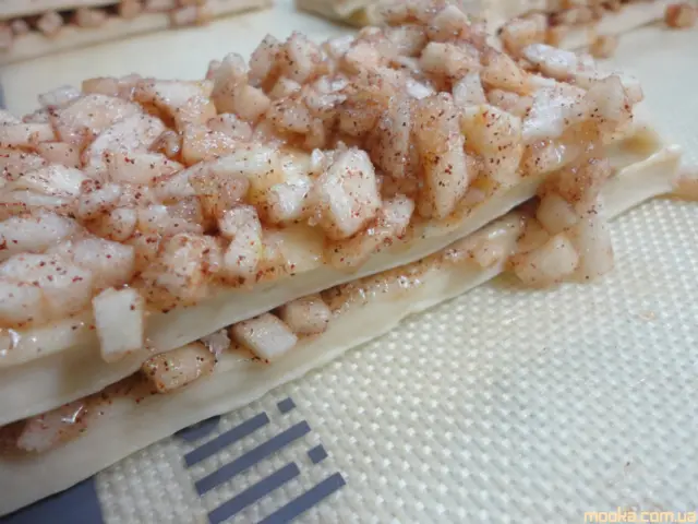 Сладкий  хлеб   с яблоком и корицей   с медовой  глазурью