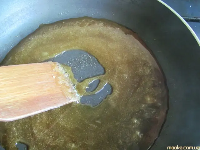 Рулет медовый с карамелью и арахисом