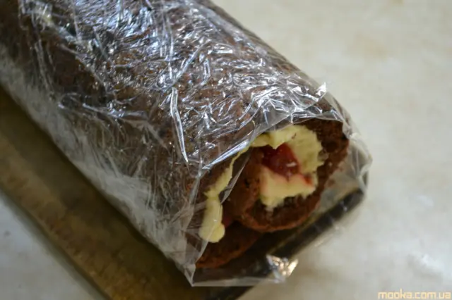 Рулет шоколадный с клубникой