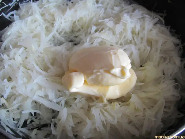 Пирог с капустой, яйцами и сыром