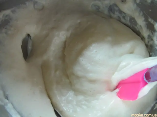 Бисквитный закусочный рулет с яйцом и луком