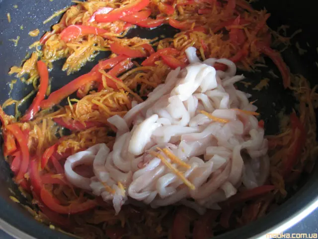 Рисовая вермишель с овощами и кальмарами (постная)