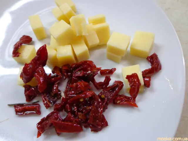 Хлеб с сыром и вялеными помидорами