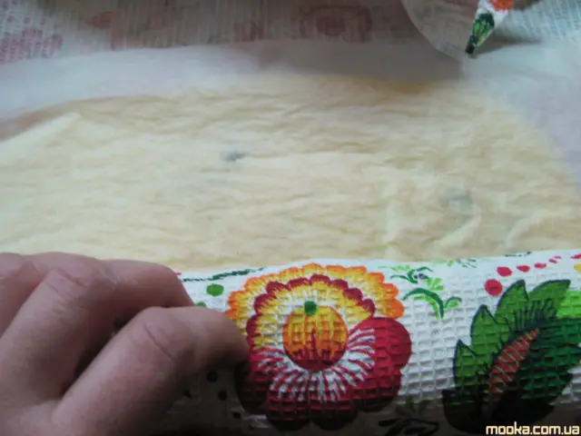 Бисквитный закусочный рулет с яйцом и луком