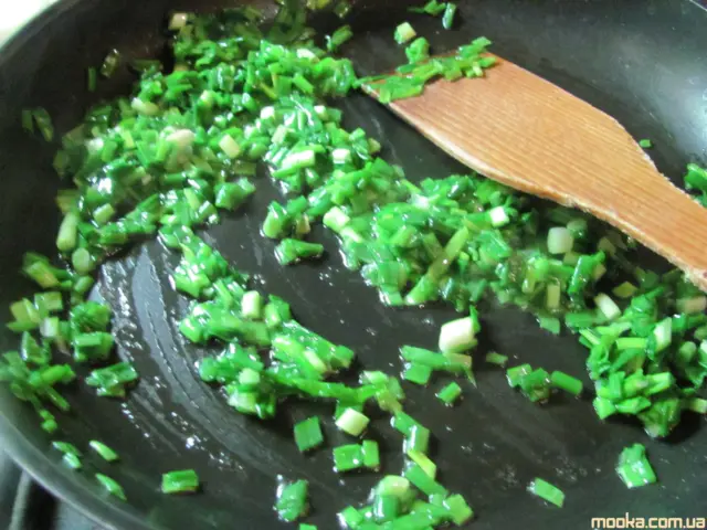 Бисквитный закусочный рулет с яйцом и луком