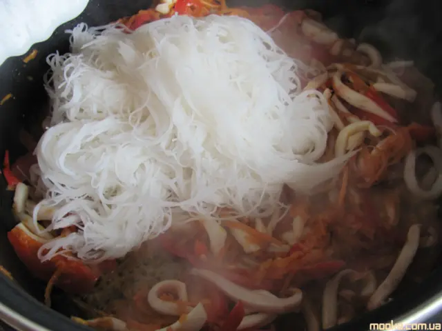 Рисовая вермишель с овощами и кальмарами (постная)