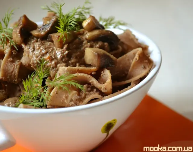 Лапша гречневая с паштетом из куриной печени