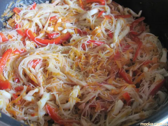 Рисовая вермишель с овощами и кальмарами (постная)