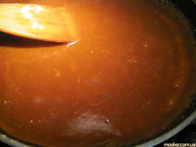 Рулет медовый с карамелью и арахисом
