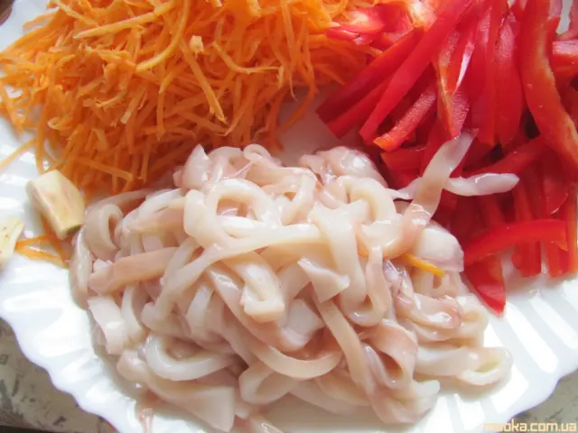 Рисовая вермишель с овощами и кальмарами (постная)