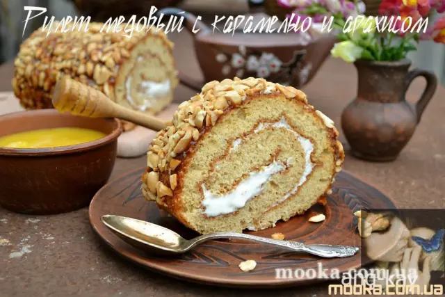 Рулет медовый с карамелью и арахисом