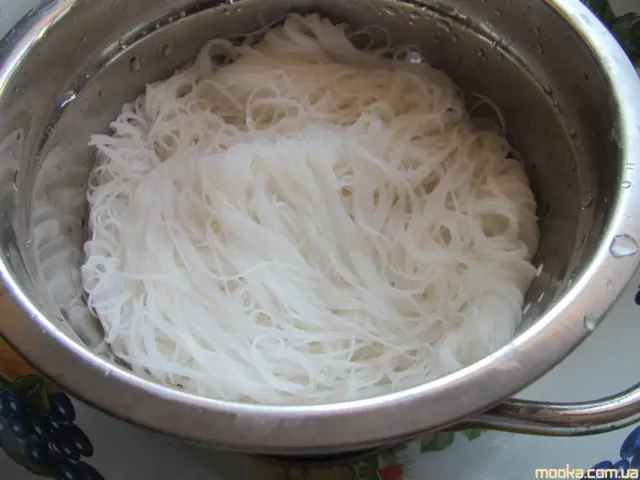 Рисовая вермишель с овощами и кальмарами (постная)