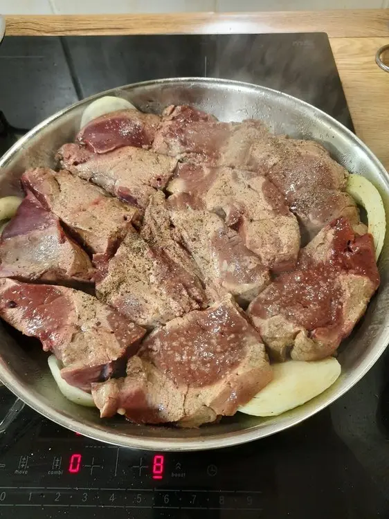 Теляча печінка на цибулевій подушці