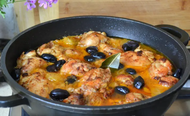 Цыпленок по мароккански с маслинами, лимоном и медом