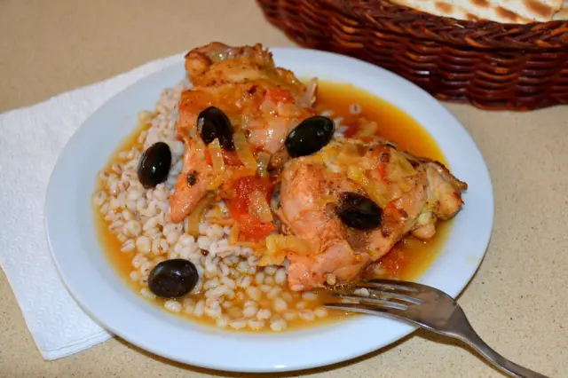 Цыпленок по мароккански с маслинами, лимоном и медом