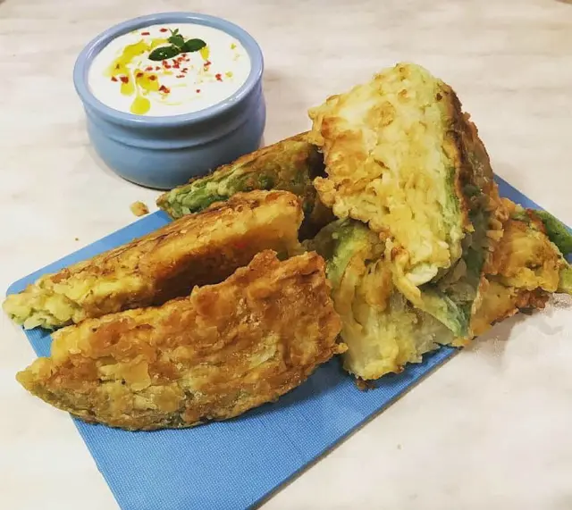 Шницели из юной капусты с йогуртовым соусом