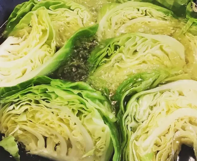 Шницели из юной капусты с йогуртовым соусом