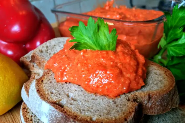 Хумус с грибами, кунжутом и заатаром и еще...