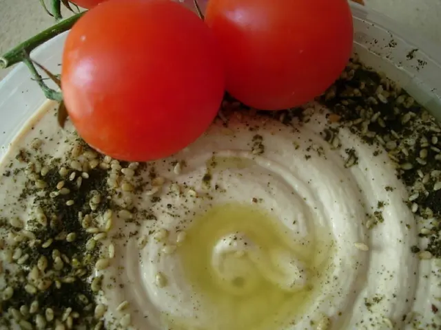 Хумус с грибами, кунжутом и заатаром и еще...