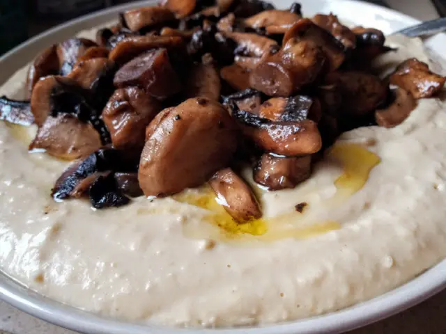 Хумус с грибами, кунжутом и заатаром и еще...