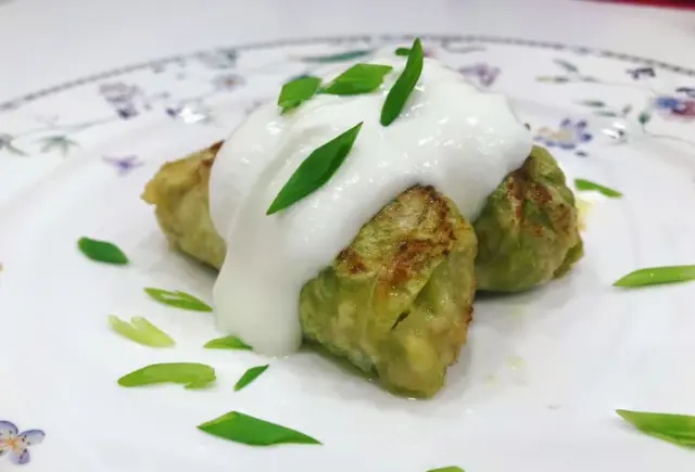 Жареные голубцы из пекинской капусты с кроликом и сельдереем