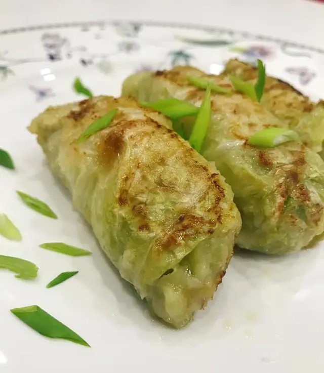 Жареные голубцы из пекинской капусты с кроликом и сельдереем