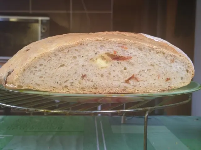 Хлеб с сыром и вялеными помидорами