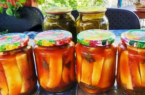 Маринованные пикантные кабачки «Кровавая Мэри»