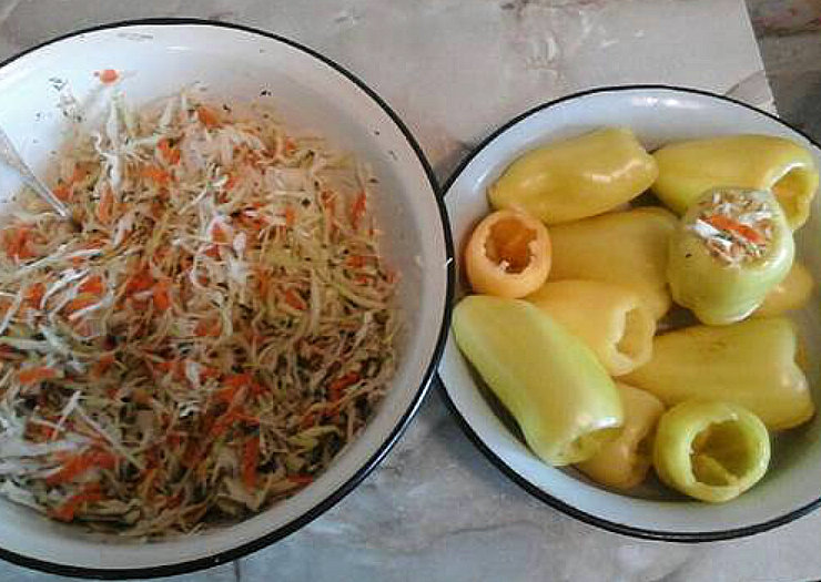 Перець, фарширований капустою, маринований