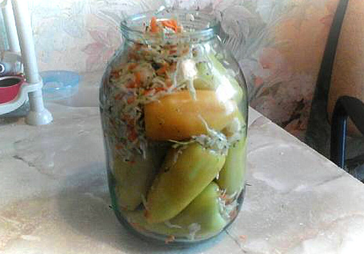 Перець, фарширований капустою, маринований
